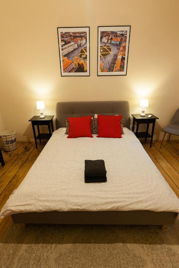 Chic Apartment In Historical City Center ทิมิชัวรา ภายนอก รูปภาพ