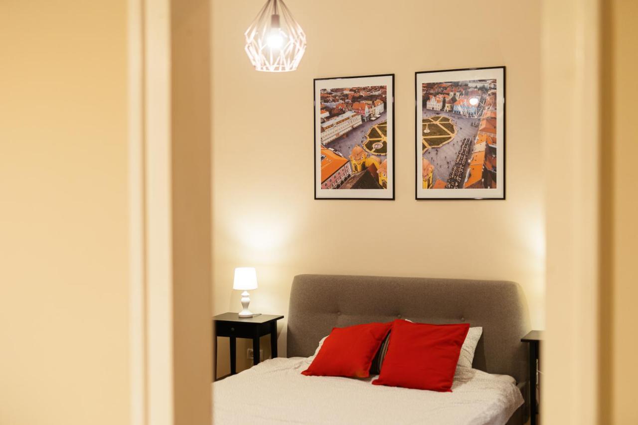 Chic Apartment In Historical City Center ทิมิชัวรา ภายนอก รูปภาพ