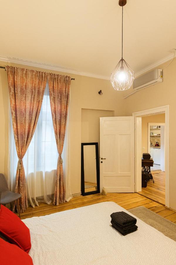 Chic Apartment In Historical City Center ทิมิชัวรา ภายนอก รูปภาพ