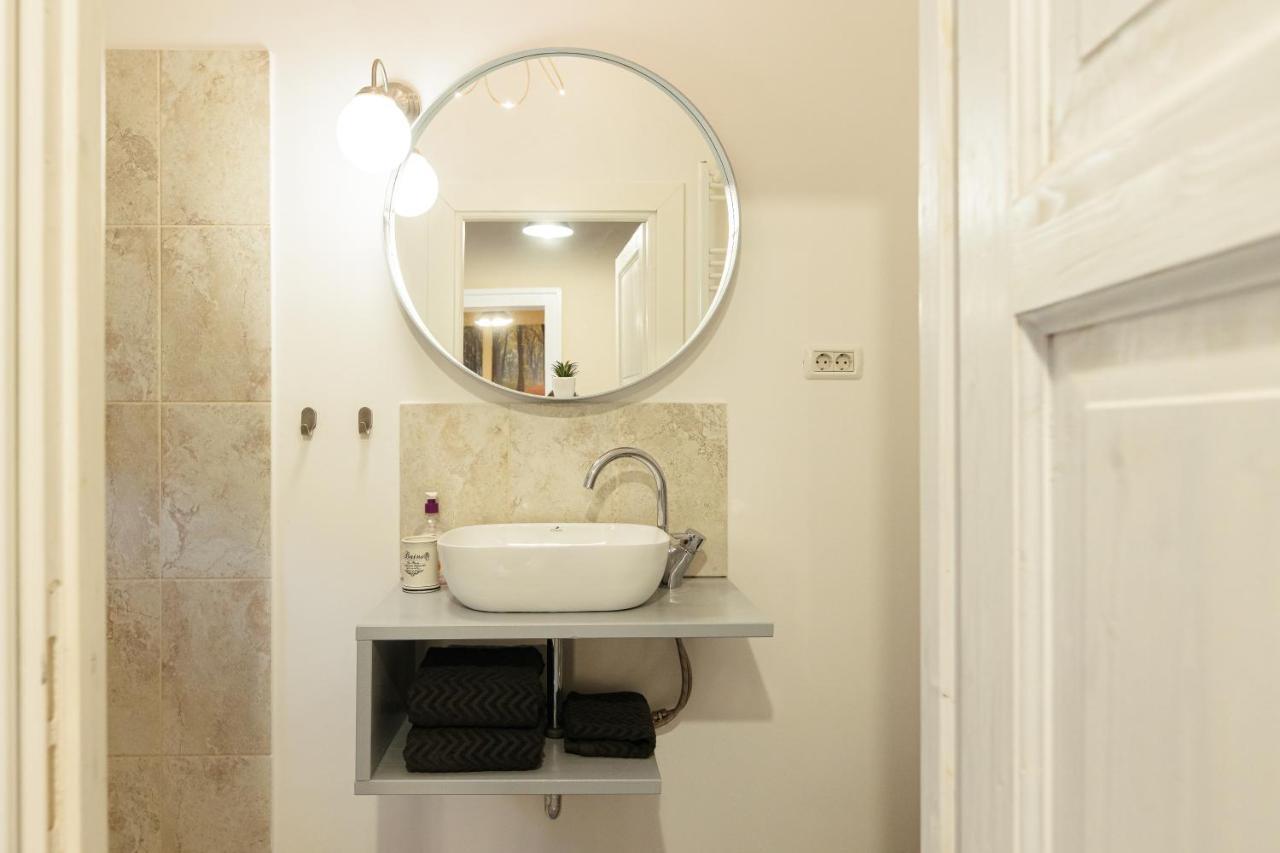 Chic Apartment In Historical City Center ทิมิชัวรา ภายนอก รูปภาพ