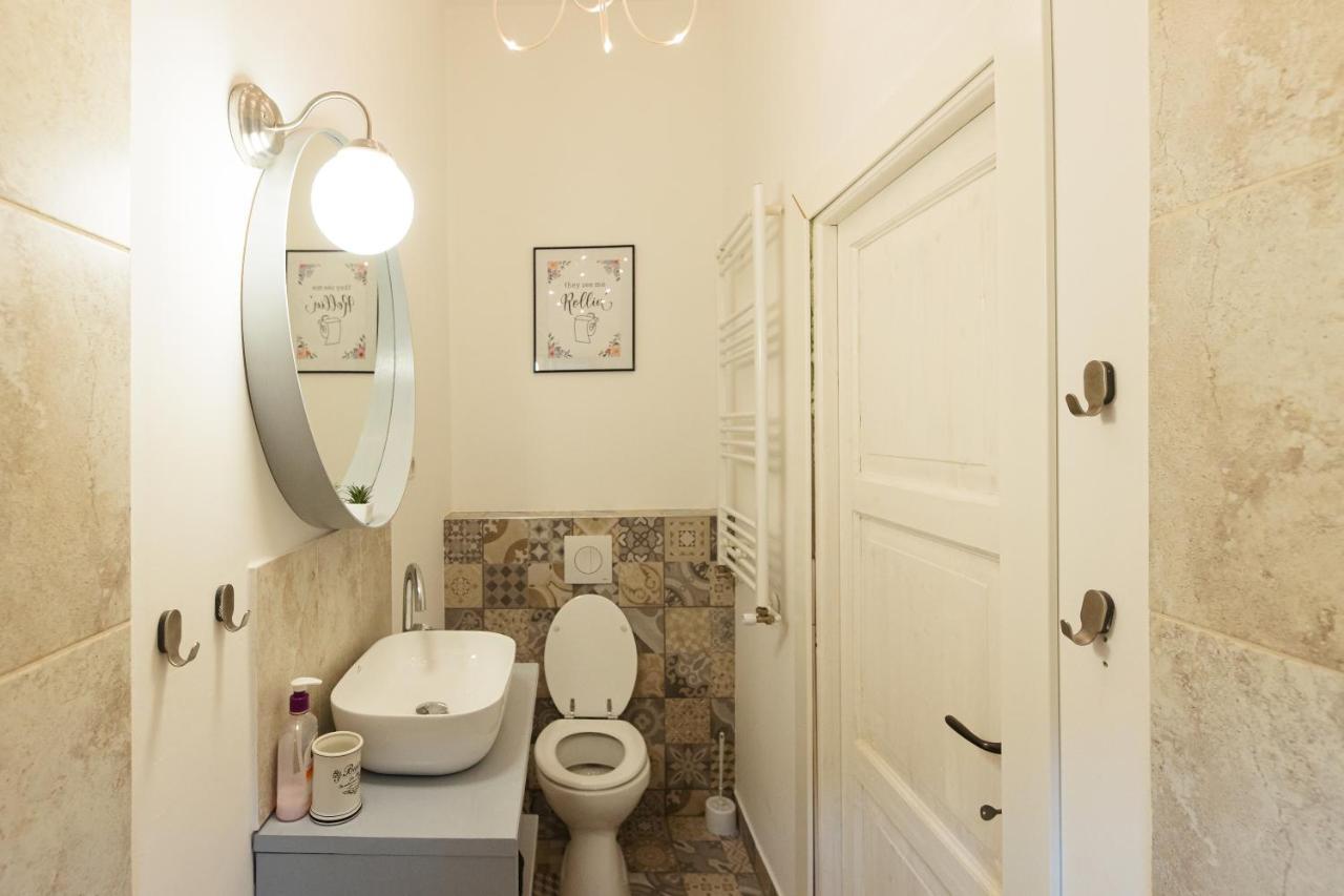 Chic Apartment In Historical City Center ทิมิชัวรา ภายนอก รูปภาพ